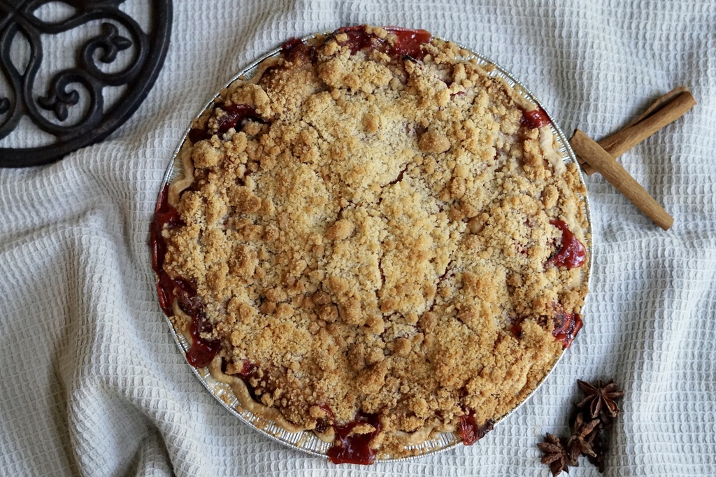 Strawberry Rhubarb Crumb Pie